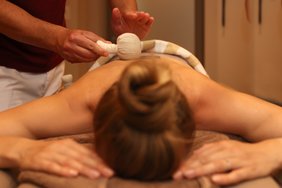 With the new partner Thalgo, A-ROSA offers special treatments on selected trips, such as a sand stamp massage. Photo: A-ROSA